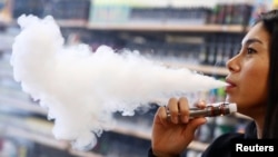 Patthasorn Kleespies dari produsen e-rokok Jerman Eazzi menguji rokok vaping baru di markas Eazzi di Gelnhausen, Jerman, 29 Januari 2019. (Foto: Reuters / Kai Pfaffenbach)
