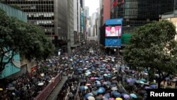 Hongkoneses asisten a una protesta el sábado 31 de agosto de 2019, pese a la prohibición de marchas emitida por la policía y al arresto de líderes activistas. REUTERS/Tyrone Siu.