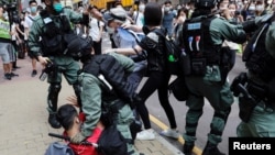 香港防暴警察与利用午餐时间抗议国旗法的示威者发生冲突。（2020年5月27日）