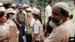 ရခိုင္ျပည္နယ္ စစ္ေတြၿမိဳ႕အနီး ဘုေမရြာမွာ သန္းေခါင္စာရင္း ေကာက္ခံေနစဥ္။