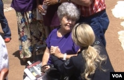 Austin, Texas, police officer Monika McCoy (R) talks with Jeannie Speed Shone, who was 21 years old when her husband was killed during a mass shooting on the University of Texas campus 50 years ago. (G. Flakus/VOA)