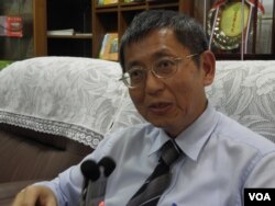 花莲农业改良场厂长黄鹏在办公室接受美国之音采访 (美国之音木风拍摄)
