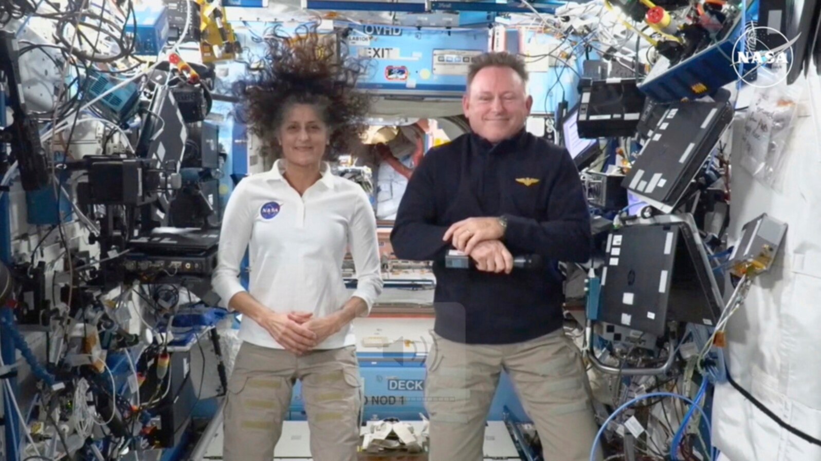 Astronaut NASA Suni Williams dan Butch Wilmore tampil dalam konferensi pers langsung dari stasiun Luar angkasa Internasional pada 13 September 2024. (Foto: NASA via AP)