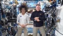 Astronaut NASA Suni Williams dan Butch Wilmore tampil dalam konferensi pers langsung dari stasiun Luar angkasa Internasional pada 13 September 2024. (Foto: NASA via AP)