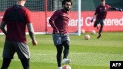 Le milieu de terrain égyptien de Liverpool, Mohamed Salah (C), participe à une séance d'entraînement en équipe à Melwood à Liverpool, dans le nord-ouest de l'Angleterre, le 8 avril 2019.