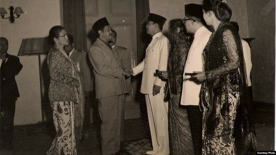 Ali Sastroamidjojo bersalaman dengan Bung Karno pada Konferensi Asia-Afrika tahun 1955. (courtesy: dok. keluarga)