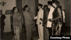 Ali Sastroamidjojo bersalaman dengan Bung Karno pada Konferensi Asia-Afrika tahun 1955. (courtesy: dok. keluarga)