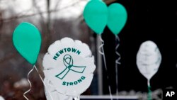 Globos recuerdan en Newtown el segundo aniversario de la masacre de Sandy Hook, en la que murieron 20 niños y 6 maestras.