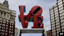 Instalasi seni "LOVE" karya Robert Indiana tahun 1976 di Philadelphia (foto: dok). 