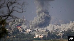 Gaza, petit territoire de 362 km2 aux 2,4 millions d'habitants est depuis soumis à un blocus terrestre, maritime et aérien israélien et égyptien. 