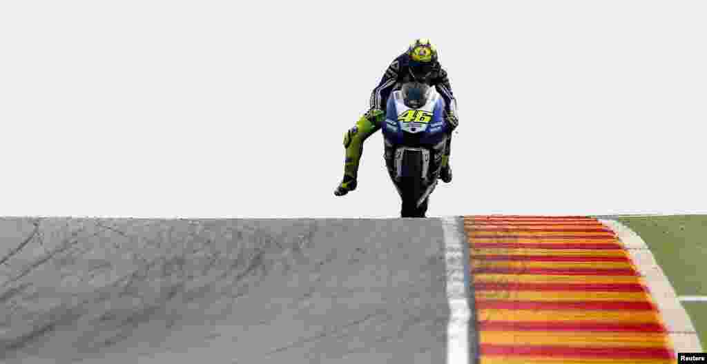 Pembalap Yamaha MotoGP Valentino Rossi dari Italia terlihat berlatih dalam latihan pertama di trek balap Motorland di Alcaniz, Spanyol. Grand Prix Aragon Motor akan berlangsung pada tanggal 29 September.