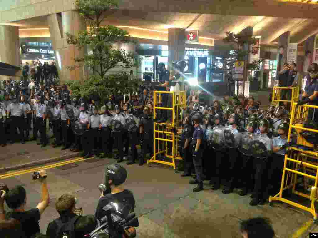 香港占领人士在旺角占领区砵兰街与警方对峙 (美国之音海彦 拍摄)