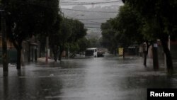 Sebuah truk terjebak banjir di jalanan distrik Fazenda Botafogo, kota Rio de Janeiro, Brazil, Selasa (9/4).