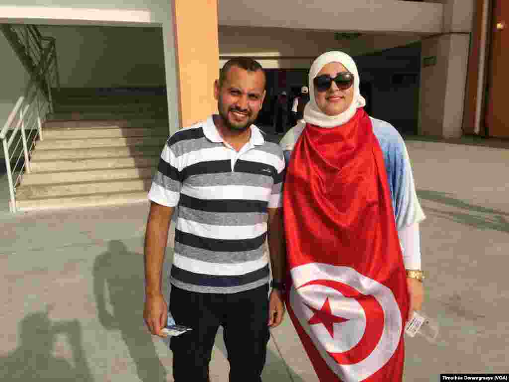 Des fans tunisiens au stade de l’Amitié, à Libreville, Gabon, 28 janvier 2017. (VOA/Timothée Donangmaye)