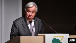 Le Secrétaire général des Nations Unies, Antonio Guterres, prononce son discours lors de l'ouverture et de la première session de la Conférence internationale de Tokyo sur le développement de l'Afrique (TICAD) à Yokohama le 28 août 2019.