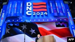 Le président américain Joe Biden sur scène lors de la première soirée de la Convention nationale démocrate (DNC) au United Center de Chicago, dans l'Illinois, le 19 août 2024. (Photo de Robyn Beck / AFP)