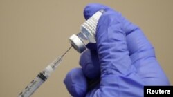 Arhiva - Zdrastveni radnik puni špric vakcinom protiv koronavirusa u bolnici u Glendejlu, Kaliforija, 17. decembra 2020.