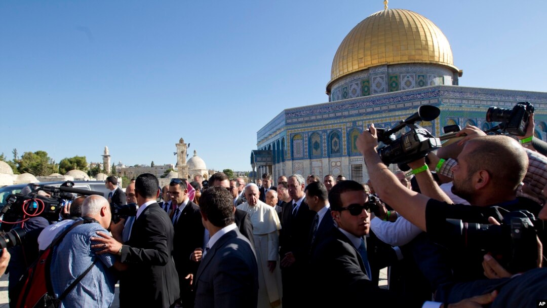 Paus Fransiskus dikelilingi oleo wartawan saat berkunjung di masjid Kubah Batu "Dome of the Rock" (26/5).
