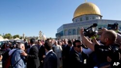 Paus Fransiskus dikelilingi oleo wartawan saat berkunjung di masjid Kubah Batu "Dome of the Rock" (26/5).