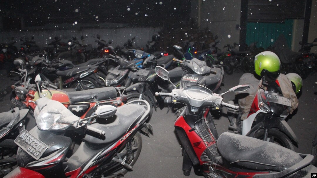 Abu vulkanik dari letusan Gunung Kelud menutupi sepeda-sepeda motor di Kediri, Jawa Timur (14/2). 