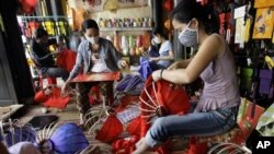 Women make lanterns in a lantern shop in Hoi An, Vietnam. (file)