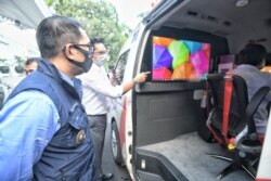 Gubernur Jabar Ridwan Kamil meninjau lab PCR keliling "Mobile Combat" COVID-19 dari PT Inti Dharma Global Indo di Gedung Pakuan, Kota Bandung, Selasa (23/6/20). (Foto: Courtesy/Humas Jabar)