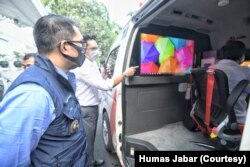 Gubernur Jabar Ridwan Kamil meninjau lab PCR keliling "Mobile Combat" COVID-19 dari PT Inti Dharma Global Indo di Gedung Pakuan, Kota Bandung, Selasa (23/6/20). (Foto: Courtesy/Humas Jabar)