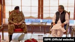 فائل: پاکستان کے وزیرِ اعظم شاہد خاقان عباسی اور چیف آف آرمی سٹاف جنرل قمر جاوید باجوہ کے درمیان ملاقات