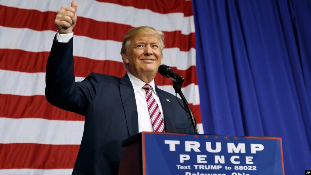 Kandidat Presiden dari Partai Republik Donald Trump melambaikan tangan saat ia tiba untuk berbicara di sebuah acara kampanye di Delaware Couny Fair (20/10). Delaware, OH. (foto: AP Photo/ Evan Vucci)