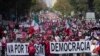 Ribuan demonstran turun ke jalan di Mexico City, menuntut pelaksanaan pemilu yang adil di Mexico dalam aksi unjuk rasa pada 18 Februari 2024. (Foto: AP/Marco Ugarte)