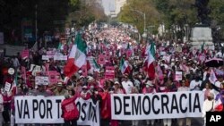 Ribuan demonstran turun ke jalan di Mexico City, menuntut pelaksanaan pemilu yang adil di Mexico dalam aksi unjuk rasa pada 18 Februari 2024. (Foto: AP/Marco Ugarte)