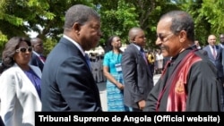 Presidente de Angola, João Lourenço, cumprimenta o então Presidente do Tribunal Supremo de Angola, Rui Ferreira