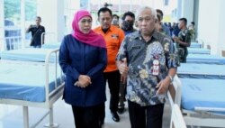 Gubernur Jawa Timur Khofifah Indar Parawansa saat meninjau kesiapan RSJ Menur menampung pasien virus corona, Selasa, 24 Maret 2020. (Foto: Petrus Riski/VOA)