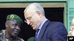 Saïd Djinnit (à dr.) estime qu'il faut rester unis face à la menace des FDLR (AP)