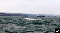 قایق واژگون شده حامل پناهجویان سوری و افغان در سواحل ترکیه. ۲۰۱۴. 