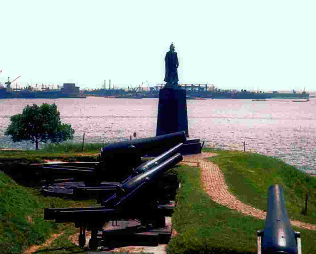 Where Francis Scott Key saw “the rockets’ red glare” – Fort McHenry’s cannons look out on Baltimore’s wide harbor. © Steve Ember