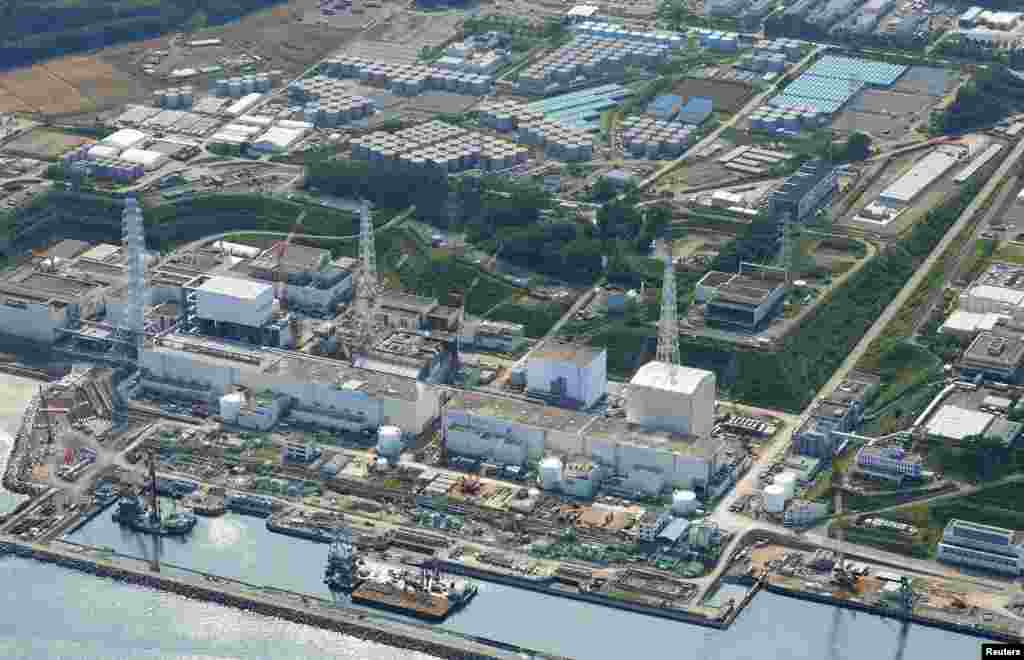 An aerial view shows the tsunami-crippled Fukushima Daiichi nuclear power plant and its contaminated water storage tanks (top), August 31, 2013. (Reuters/Kyodo)