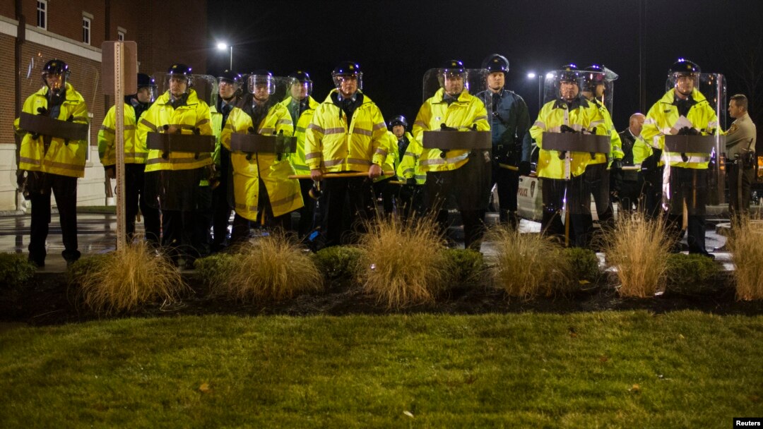 Polisi negara bagian Missouri berdiri di luar kantor polisi Ferguson di Missouri (23/11). (Reuters/Adrees Latif)