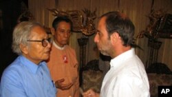 Senior members of Aung San Suu Kyi's National League for Democracy (NLD), vice chairman Tin Oo (C) and Win Tin (L) meet with UN special rapporteur Tomas Ojea Quintana (R) in Rangoon, Burma, 18 Feb 2010