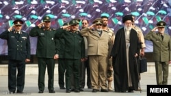 رهبر جمهوری اسلامی ایران در کنار تعدادی از فرماندهان نظامی از جمله مقام های سپاه پاسداران انقلاب اسلامی 