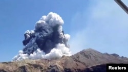 Asap dari letusan gunung berapi Whakaari (juga dikenal sebagai Pulau Putih), di Selandia Baru, 9 Desember 2019 (Foto: INSTAGRAM @ ALLESSANDROKAUFFMANN / via REUTERS)