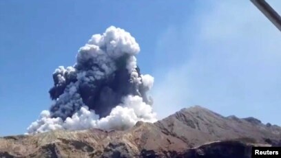 新西兰火山爆发至少八人死亡几十人受伤或失踪