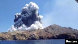 Khói từ núi lửa ở Whakaari, còn gọi là White Island, New Zealand (hình chụp ngày 9/12/ 2019)