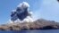 Khói từ núi lửa ở Whakaari, còn gọi là White Island, New Zealand (hình chụp ngày 9/12/ 2019)