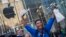 Un cliente celebra la compra de un iPhone 5S en Nueva York.