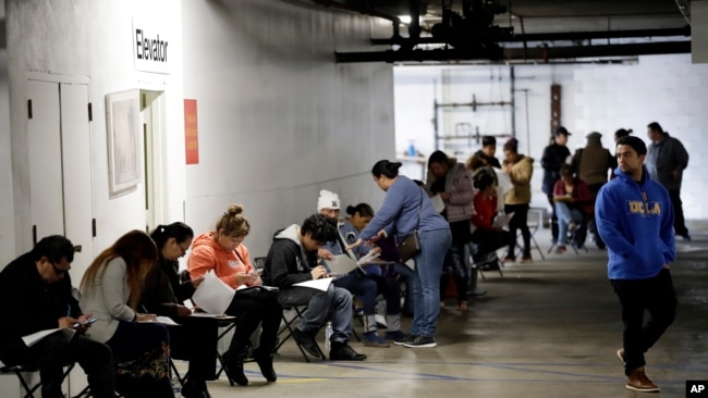 Ljudi se prijavljuju za olakšice za nezaposlene u Los Andjelesu (Foto: AP)