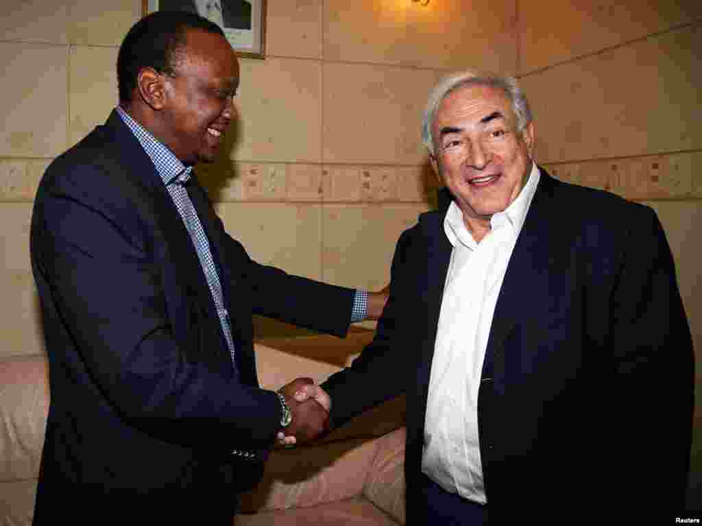 waziri wa fedha wa Kenya Uhuru Kenyatta akimpokea Mkurugenzi mtendaji wa IMF Dominique Strauss-Kahn (kulia) Machi 6 2010