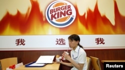 一名顧客在上海一家漢堡王餐廳用餐。