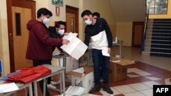 El escrutinio de votos se realizaba en el Instituto Técnico de Cuenca, Ecuador, tras las elecciones presidenciales y legislativas del 7 de febrero que se vieron afectadas por las restricciones ante la pandemia de COVID-19.