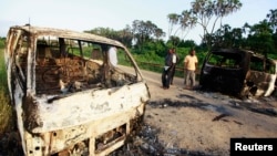 Zapaljeni automobili posle napada na kenijski grad Mpeketoni
